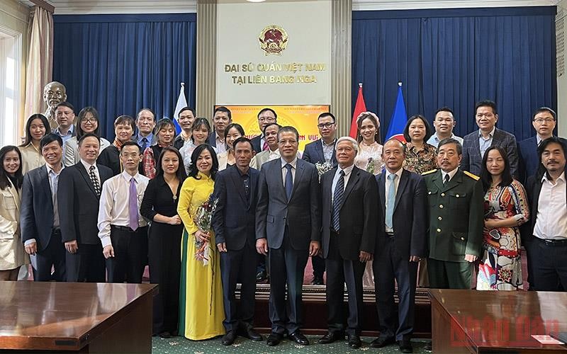 Đại sứ Đặng Minh Khôi chụp ảnh kỷ niệm cùng các đại biểu. (Ảnh: Quế Anh)