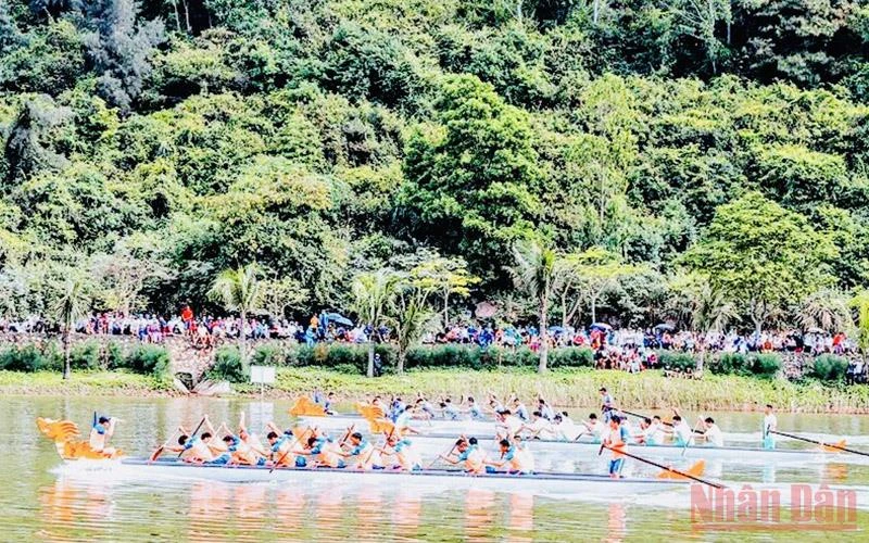 Quang cảnh đua thuyền rồng tổ chức sáng 30/4 tại hồ Truyền Thuyết (Đồ Sơn).