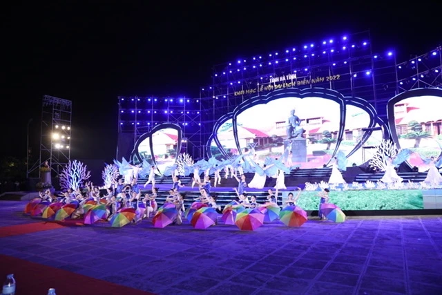 Lễ hội du lịch biển Hà Tĩnh thu hút hàng ngàn du khách tham dự.