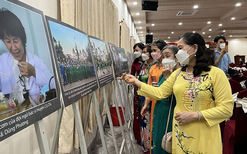 Đại biểu tham quan triển lãm Nụ cười Việt Nam tại bảo tàng Phụ nữ Nam Bộ.