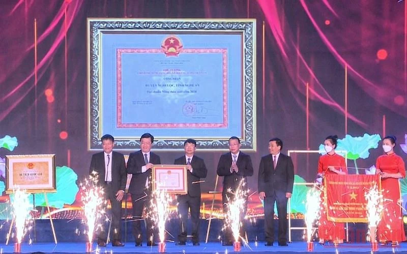 Thừa ủy quyền của Thủ tướng Chính phủ, lãnh đạo tỉnh Nghệ An trao bằng công nhận huyện Nghi Lộc đạt chuẩn nông thôn mới. 
