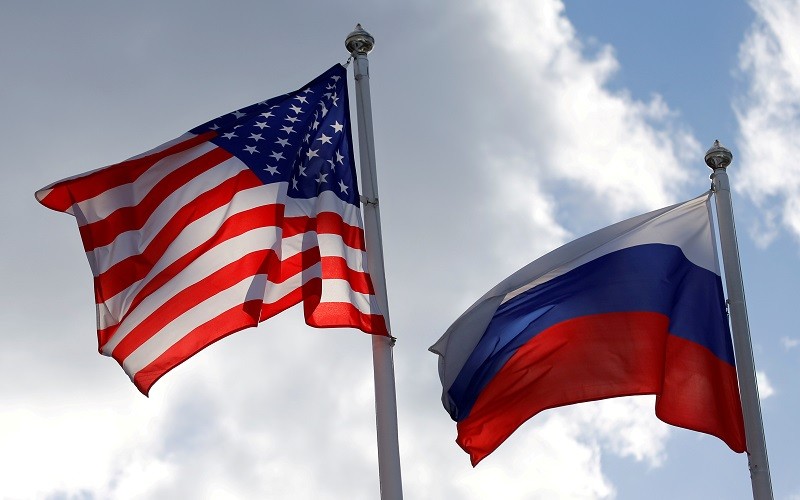 Cờ Mỹ và cờ Nga. (Ảnh: Reuters)