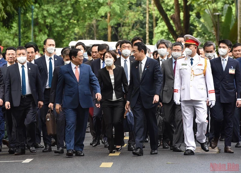Thủ tướng Nhật Bản Kishida Fumio đã có nhiều hoạt động quan trọng trong chuyến thăm chính thức Việt Nam. (Ảnh: TRẦN HẢI)