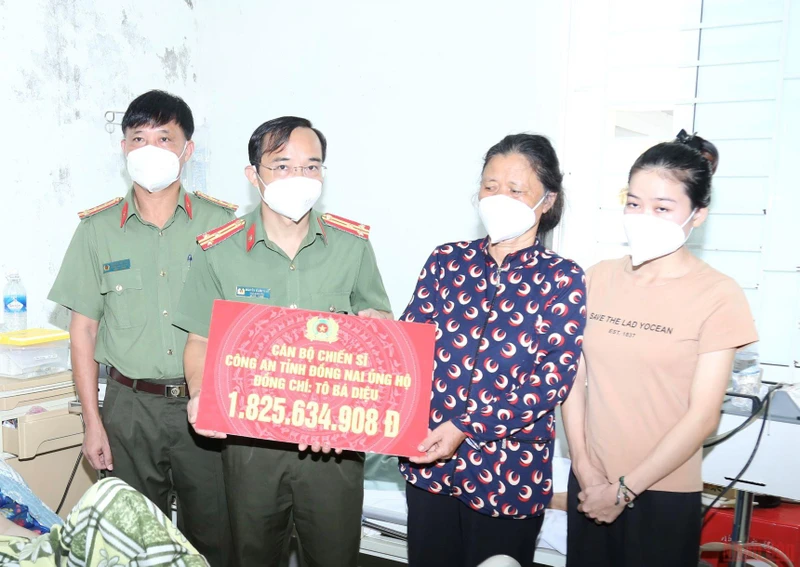 Thượng tá Nguyễn Xuân Thao trao số tiền hơn 1,8 tỷ đồng cho gia đình Trung úy Tô Bá Diệu.
