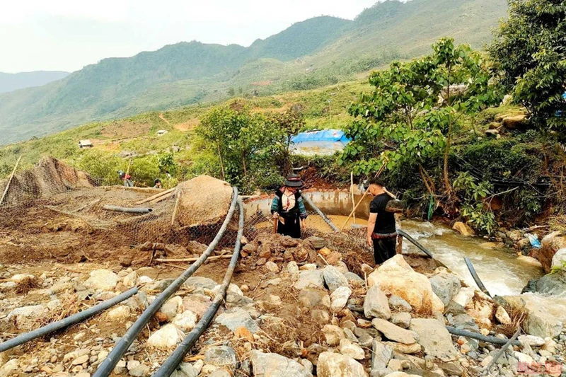 Mưa lũ gây thiệt hại cho người nuôi cá hồi ở xã Ngũ Chỉ Sơn, thị xã Sa Pa (Lào Cai).