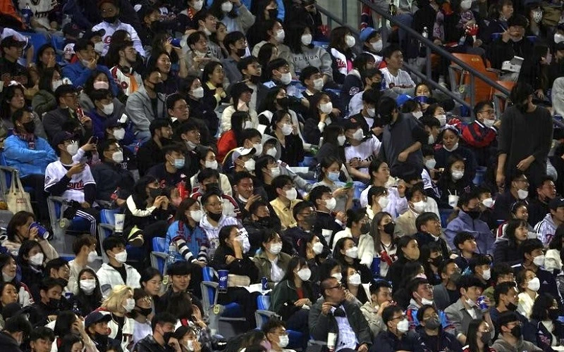 Khán giả theo dõi 1 trận đấu bóng chày tại Sân vận động Jamsil, Seoul, Hàn Quốc, ngày 29/4/2022. (Ảnh: Yonhap)