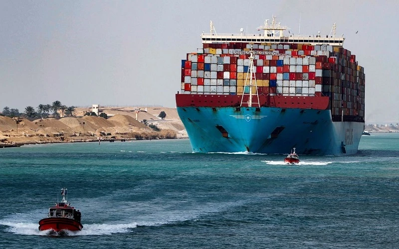 Một tàu chở container đi qua kênh đào Suez, Ai Cập, ngày 15/2/2022. (Ảnh: Reuters)