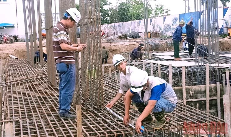 Các kỹ sư, người lao động miệt mài làm việc trên công trường dự án tòa nhà Trung tâm Kiểm soát bệnh tật tỉnh Thái Bình cao 15 tầng.