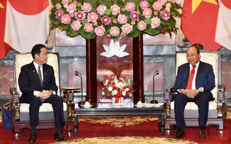 Chủ tịch nước Nguyễn Xuân Phúc và Thủ tướng Nhật Bản Kishida Fumio. (Ảnh: TRẦN HẢI)