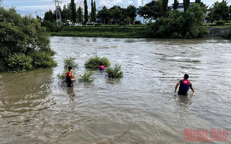 Phòng Cảnh sát phòng cháy, chữa cháy và cứu nạn, cứu hộ Công an Bình Thuận triển khai lực lượng phía hạ lưu Cầu Bến Lội tìm kiếm nạn nhân.