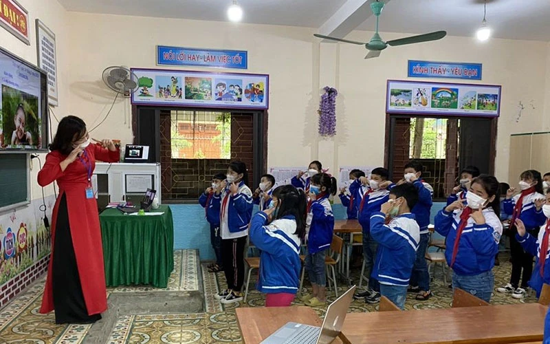 Cô giáo Nguyễn Thị Lương tại Hội thi giáo viên chủ nhiệm giỏi tỉnh Nghệ An. 