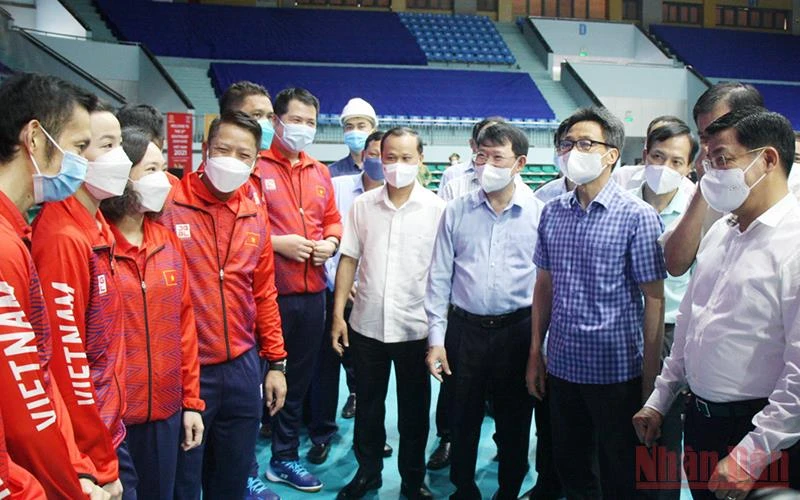 Phó Thủ tướng Vũ Đức Đam thăm, động viên các vận động viên đội tuyển cầu lông Việt Nam.