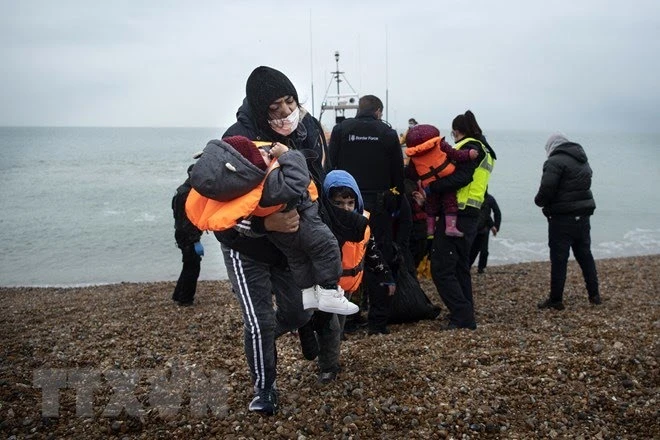 Người di cư được đưa về bãi biển ở Dungeness, phía Đông Nam vùng England, sau khi được giải cứu ở eo biển Channel, ngày 24/11/2021. (Ảnh: AFP/TTXVN)
