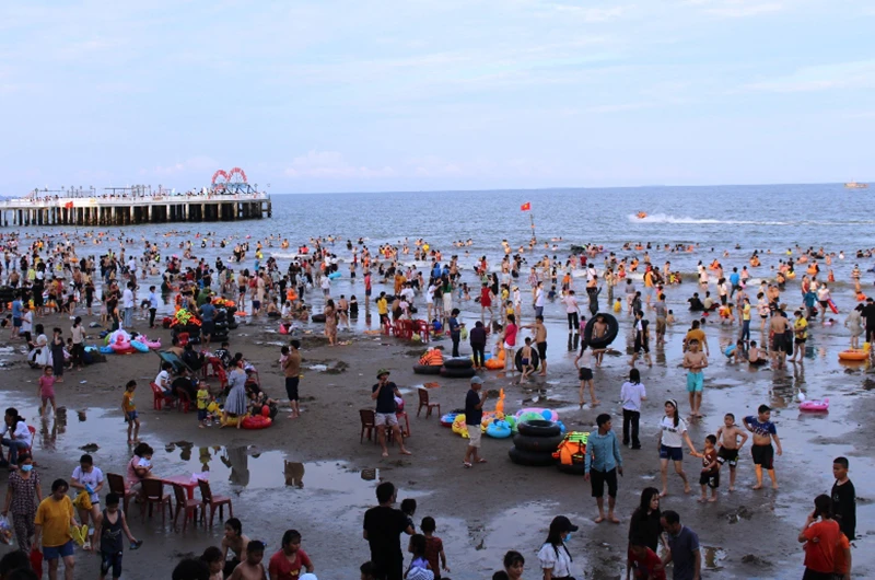 Một đoạn bãi biển ở Khu du lịch Hải Tiến, huyện Hoằng Hóa dịp 30/4 năm nay.