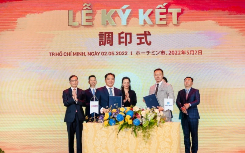 Bà Trương Huệ Vân, Tổng Giám đốc Tập đoàn Vạn Thịnh Phát và các đại diện khác chứng kiến lễ ký hợp tác chiến lược giữa Sunny World và Medi Hub.