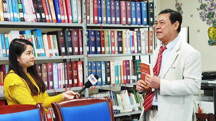 Tác giả Trần Ngọc Phú (phải) chia sẻ về cuốn sách.