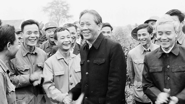 Tổng Bí thư Lê Duẩn nói chuyện với cán bộ, công nhân Nông trường Tây Hiếu, tỉnh Nghệ Tĩnh năm 1979. Ảnh: TTXVN