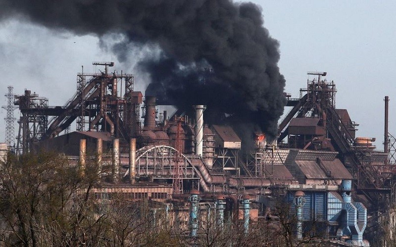 Khói bốc lên từ nhà máy thép Azovstal ở thành phố Mariupol, Ukraine. (Ảnh: Reuters)