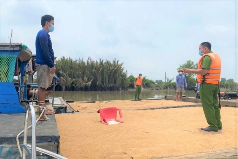 Lực lượng Công an tỉnh Đồng Nai bắt giữ hai thuyền vận chuyển cát trái phép trên sông Đồng Nai.