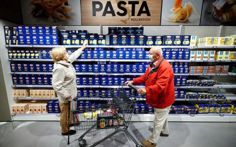 Người tiêu dùng lựa chọn mua hàng tại 1 siêu thị ở Duesseldorf, Đức (Ảnh: Reuters)
