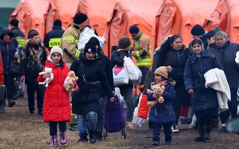 Người tị nạn Ukraine sơ tán đến trạm kiểm soát biên giới ở Medyka, Ba Lan, ngày 9/3/2022. (Ảnh: Reuters)