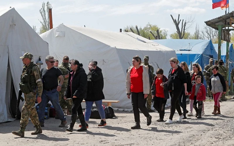 Người dân Ukraine rời khu vực gần nhà máy thép Azovstal ở Mariupol tới trung tâm lưu trú tạm thời ở làng Bezimenne thuộc Donetsk, Ukraine, ngày 1/5/2022. (Ảnh: Reuters)