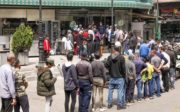 Người dân Liban xếp hàng chờ mua bánh. (Ảnh REUTERS)