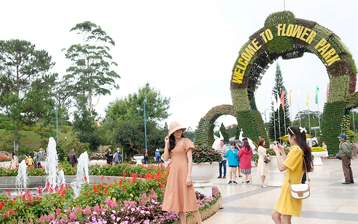 Du khách tham quan Vườn hoa thành phố Đà Lạt trong sáng 30/4. (Ảnh TTXVN)