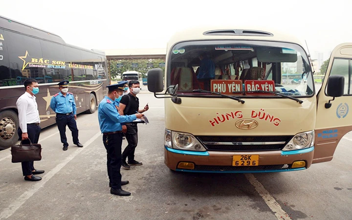 Lực lượng Thanh tra giao thông vận tải quận Hà Đông (Sở Giao thông vận tải Hà Nội) kiểm tra việc lắp đặt camera giám sát trên xe tại bến xe Yên Nghĩa. (Ảnh PHẠM CÔNG)