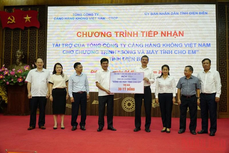 Ông Lại Xuân Thanh, Bí thư Đảng ủy, Chủ tịch Hội đồng quản trị ACV trao kinh phí hỗ trợ cho tỉnh Điện Biên.