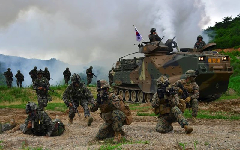 Binh sỹ Mỹ và Hàn Quốc tham gia một cuộc tập trận chung tại cảng Pohang, Đông Nam Hàn Quốc. (Ảnh: AFP/TTXVN)