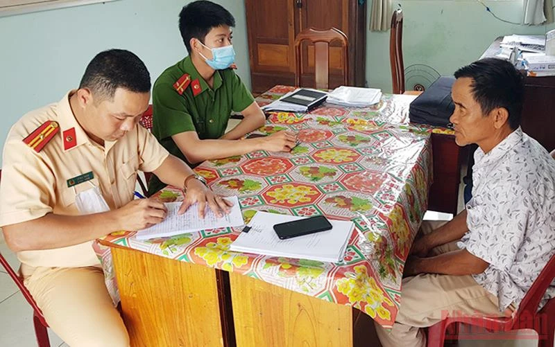 Công an huyện Đại Lộc lập biên bản đình chỉ hoạt động bến đò tự phát qua sông Thu Bồn.
