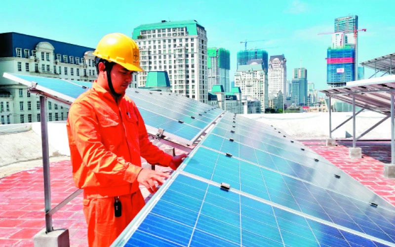 Hệ thống điện mặt trời áp mái được lắp đặt tại Công ty Điện lực Nam Từ Liêm. (Ảnh Hải Phượng)