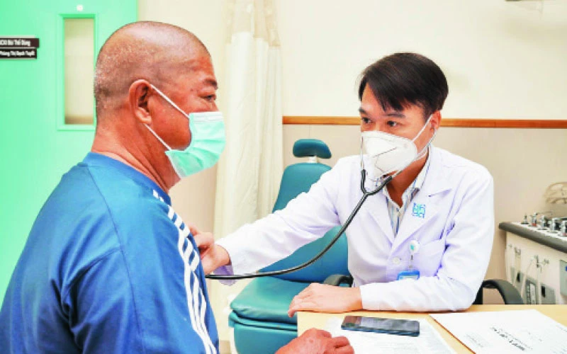 Bác sĩ Bệnh viện Đại học Y dược thành phố Hồ Chí Minh khám cho bệnh nhân.