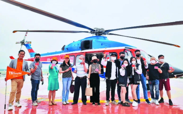 Du khách trải nghiệm du lịch ngắm thành phố Hồ Chí Minh bằng trực thăng do Công ty TST Tourist khai thác.