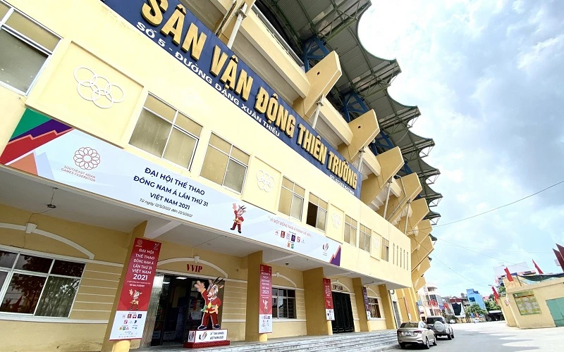 Sân vận động Thiên Trường đã được đầu tư hơn 25 tỷ đồng để sửa chữa, nâng cấp, phục vụ miễn phí người dân vào xem môn bóng đá nam.