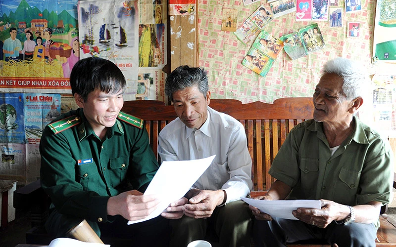Sĩ quan bộ đội biên phòng đồng thời là cán bộ chủ chốt xã tuyên truyền vận động nhân dân khu vực biên giới tỉnh Lai Châu thực hiện các chủ trương của Ðảng, chính sách, pháp luật của Nhà nước. (Ảnh TRẦN HẢI)
