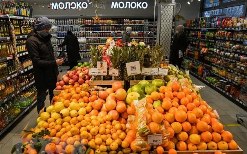 Người dân chọn mua hàng tại một siêu thị ở Moskva, Nga. (Ảnh: AFP/TTXVN)