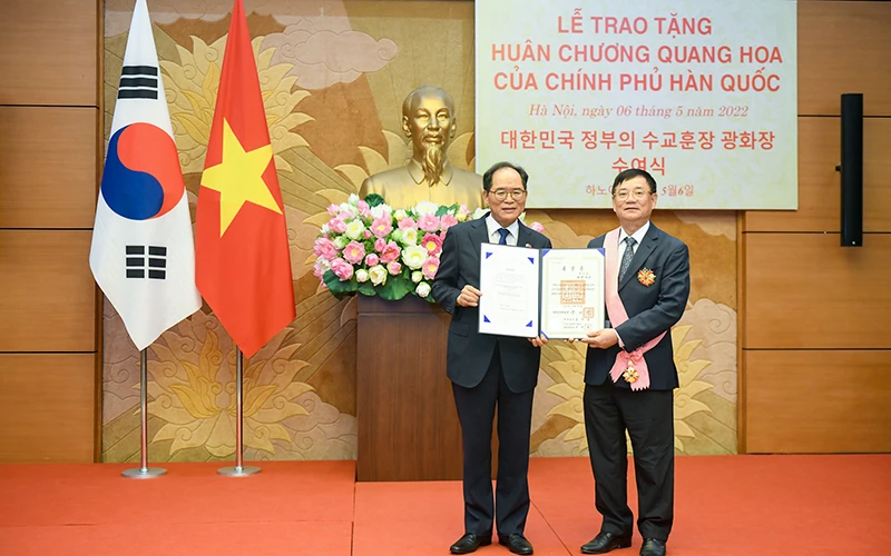 Đại sứ Hàn Quốc tại Việt Nam Park Noh-wan trao Huân chương Quang hoa cho đồng chí Trần Văn Túy.