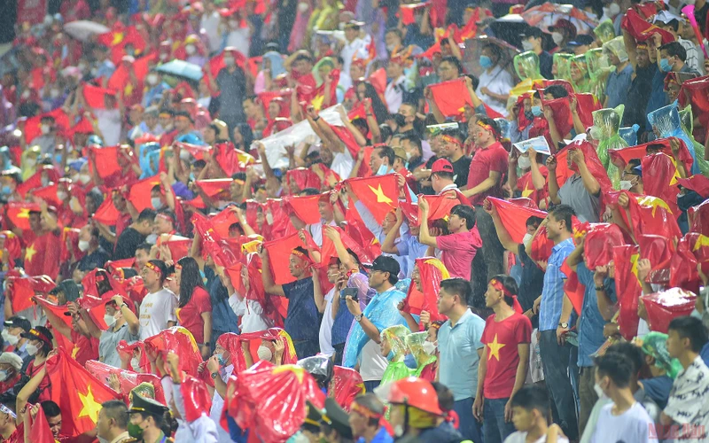 Người hâm mộ "đội" mưa cổ vũ cho đội U23 Việt Nam