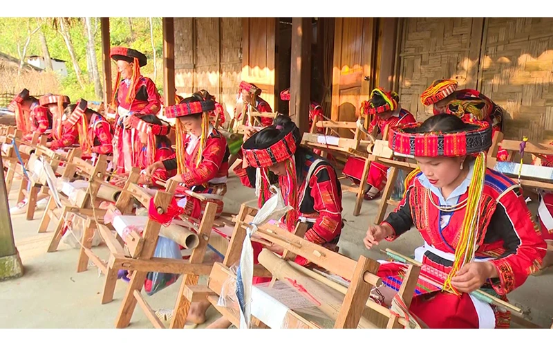 Xã Hồng Quang, huyện Lâm Bình (Tuyên Quang) tổ chức lớp dạy nghề truyền thống cho người dân tộc Pà Thẻn Ảnh: HÀ KHÁNH