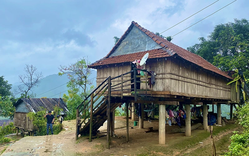 Nhà sàn của người Ca Dong tại làng (Katu) Kpang ở xã Sơn Bua, Sơn Tây, Quảng Ngãi. Ảnh: NGUYỄN ĐĂNG VŨ