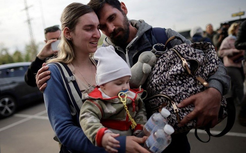 Một gia đình người Ukraine được sơ tán từ thành phố Mariupol tới thành phố Zaporizhzhia ngày 3/5/2022. (Ảnh: Reuters)