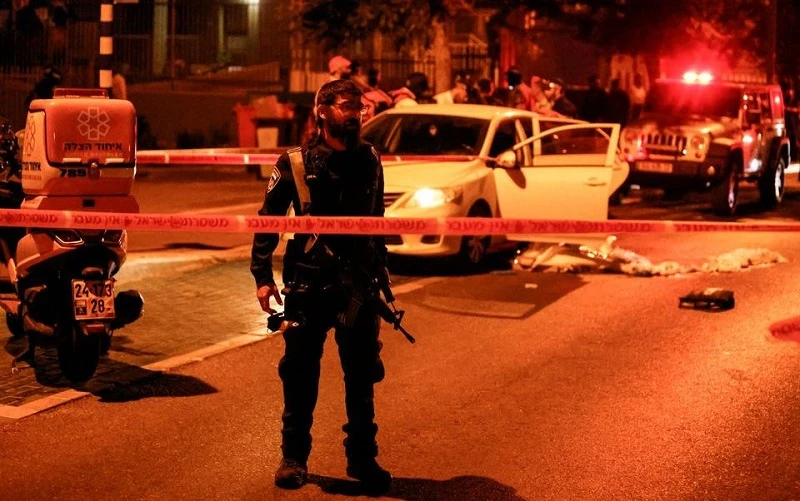 Cảnh sát Israel tiến hành điều tra tại hiện trường vụ tấn công ở Elad, ngày 5/5/2022. (Ảnh: Reuters)