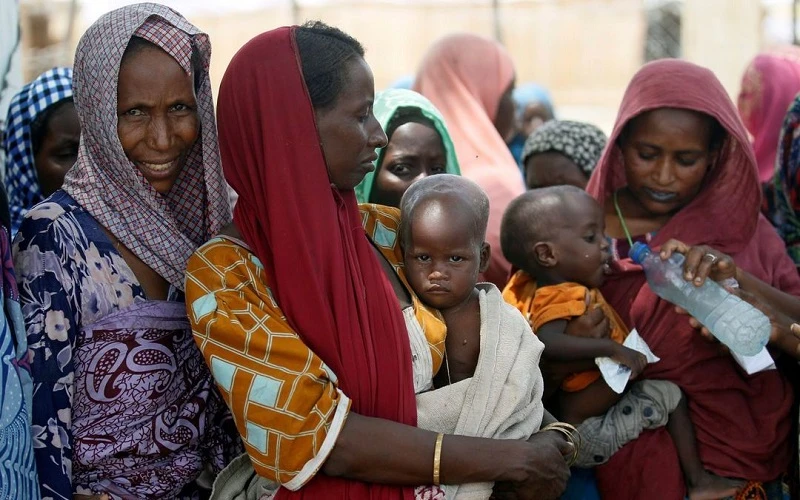 Người dân chờ được cấp phát khẩu phần lương thực tại 1 khu trại ở ngoại ô Maiduguri, đông bắc Nigeria. (Ảnh: Reuters)