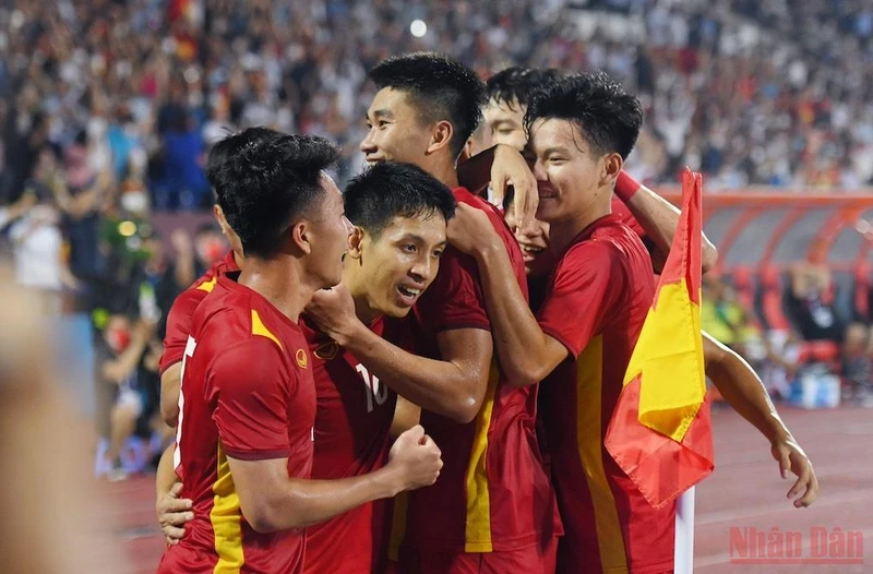 Các cầu thủ Việt Nam ăn mừng sau bàn thắng của Hùng Dũng. (Ảnh: THÀNH ĐẠT)