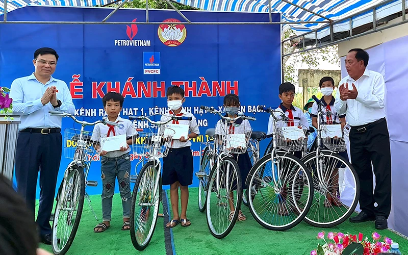 Đại diện Tập đoàn Dầu khí Việt Nam trao xe đạp và học bổng cho học sinh nghèo vượt khó học giỏi huyện Thới Bình.