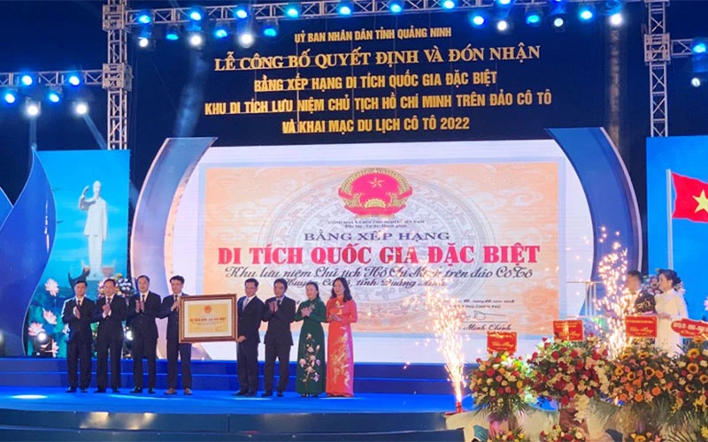 Đảng bộ, chính quyền, quân và dân huyện đảo Cô Tô vinh dự đón nhận Bằng xếp hạng di tích quốc gia đặc biệt cho Di tích lịch sử Khu lưu niệm Chủ tịch Hồ Chí Minh trên đảo Cô Tô