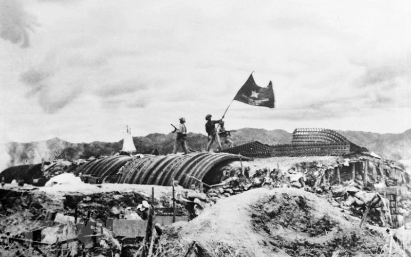 Chiều 7/5/1954, lá cờ Quyết chiến-Quyết thắng của Quân đội nhân dân Việt Nam tung bay trên nóc hầm tướng De Castries. Chiến dịch lịch sử Điện Biên Phủ đã toàn thắng. (Ảnh: TTXVN)