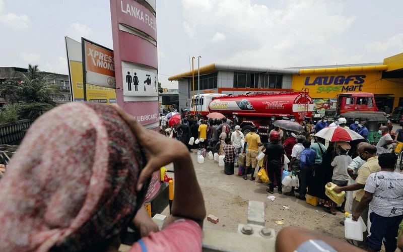 Người dân Sri Lanka xếp hàng dài chờ mua dầu hỏa tại 1 trạm nhiên liệu ở thủ đô Colombo, ngày 21/3/2022. (Ảnh: Reuters)